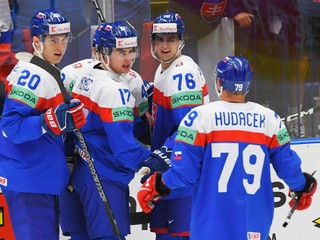 Slovenskí hokejisti sa tešia z gólu