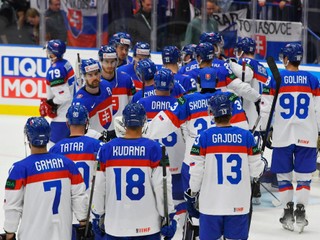 Slovenskí hráči po zápase B-skupiny Slovensko - Lotyšsko na majstrovstvách sveta v hokeji v Ostrave.

