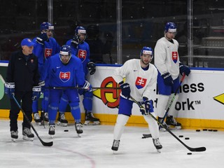 Tréner Craig Ramsay, František Gajdoš, Andrej Kudrna, Matúš Sukeľ, Lukáš Cingel a Šimon Nemec počas tréningu v Prahe pred štvrťfinále Slovensko - Kanada na MS v hokeji 2024.