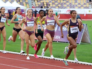 beh 800 metrov, uprostred Gabika Gajanová (SVK) počas 59. ročníka Slovenského atletického mítingu P-T-S na Štiavničkách v Banskej Bystrici 