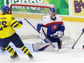 Slovenský brankár Alan Lenďák v zápase o bronz proti Švédsku na MS do 18 rokov. 