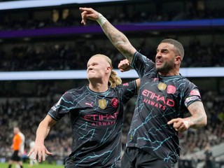 Erling Haaland (vľavo) a Kyle Walker sa tešia po strelenom góle v drese Manchester City.