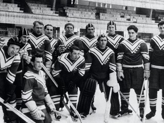 Tím ZSSR nastúpil v roku 1954 na MS v hokeji ako nováčik a hneď získal titul.
