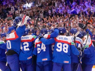 Slovenskí hokejisti po zápase proti USA v skupine B na MS v hokeji 2024.