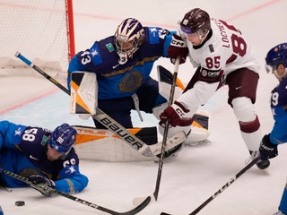 Momentka zo zápasu medzi Kazachstanom a Lotyšskom na MS v hokeji 2024.
