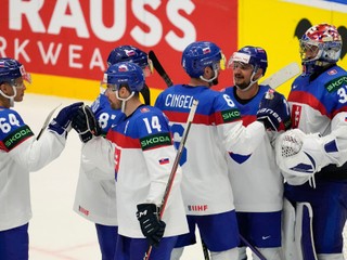 Slovenskí hokejisti sa tešia po víťazstve nad Poľskom na MS v hokeji 2024.