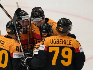 Parker Tuomie oslavuje gól so spoluhráčmi počas zápasu Nemecko - Kazachstan na MS v hokeji 2024.