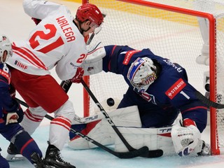 Trey Augustine a Kamil Walega počas zápasu Poľsko - USA na MS v hokeji 2024. 