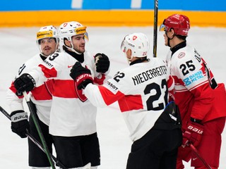 Gólové oslavy Nica Hischiera s jeho spoluhráčmi v zápase Dánsko - Švajčiarsko na MS v hokeji 2024.