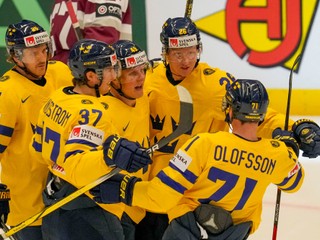 Gólové oslavy Rasmusa Dahlina s jeho spoluhráčmi v zápase Lotyšsko - Švédsko na MS v hokeji 2024.