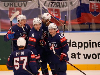 Zach Werenski oslavuje so spoluhráčmi gól počas zápasu Lotyšsko - USA na MS v hokeji 2024.