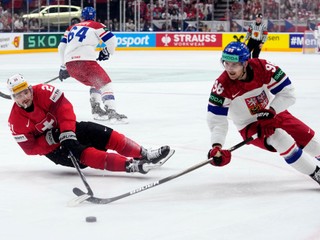 Kevin Fiala (vľavo) a Martin Nečas v zápase Švajčiarsko - Česko vo finále MS v hokeji 2024.