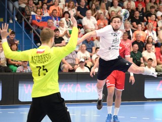 Vľavo Marcel Jastrzebski (Poľsko) a Erik Fenár (Slovensko) v odvete baráže o postup na MS 2025