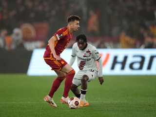 Roma's Stephan El Shaarawy, left, is challenged by Leverkusen's Jeremie Frimpong during the Europa League semifinal first leg soccer match between Roma and Bayer Leverkusen at Rome's Olympic Stadium in Rome, Italy, Thursday, May 2, 2024. (AP Photo/Andrew Medichini)

- XEUROPALEAGUEX