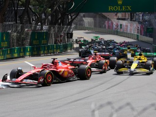Charles Leclerc na Ferrari na čele po štarte Veľkej ceny Monaka 2024.