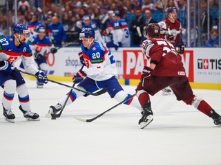 Juraj Slafkovský a Marek Hrivík v zápase Slovensko - Lotyšsko v skupine B na MS v hokeji 2024.