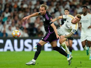 Harry Kane a Toni Kroos počas odvety semifinále Ligy majstrov Real Madrid - Bayern Mníchov.