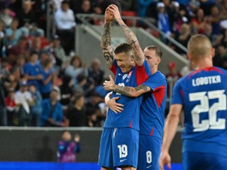 Juraj Kucka (vľavo) a Ondrej Duda sa tešia po strelenom góle v zápase Slovensko - Wales v príprave na EURO 2024.