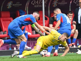 Milan Škriniar, Artem Dovbyk  a Dávid Hancko počas zápasu Slovensko - Ukrajina na EURO 2024.