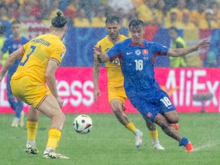 Dávid Strelec, Alexandru Cicaldau a Radu Dragusin  v hustom daždi počas zápasu základnej E-skupiny Slovensko - Rumunsko na ME 2024 vo futbale 