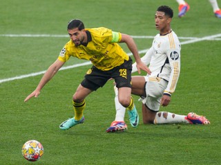 Emre Can (vľavo) a Jude Bellingham v zápase Borussia Dortmund - Real Madrid vo finále Ligy majstrov 2023/2024