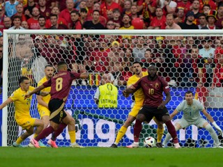 Belgický futbalista Youri Tielemans strieľa gól v súboji proti Rumunsku na EURO 2024.