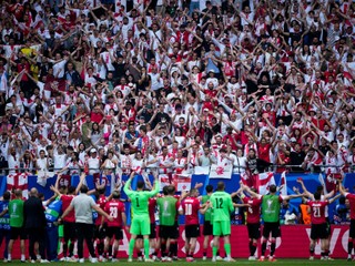 Gruzínski futbalisti sa zdravia s fanúšikmi po zápase Gruzínsko - Česko na EURO 2024.