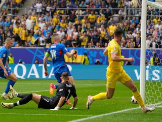 Roman Jaremčuk dáva druhý gól Ukrajincov v zápase Slovensko - Ukrajina na EURO 2024.