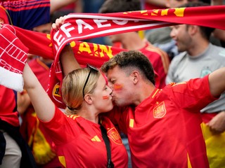Španielski fanúšikovia oslavujú víťazstvo nad Chorvátskom na EURO 2024. 

