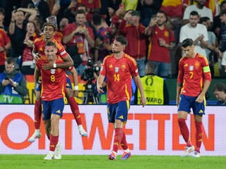Fabian Ruiz sa spoluhráčmi teší po strelenom góle v zápase Španielsko - Gruzínsko v osemfinále EURO 2024.