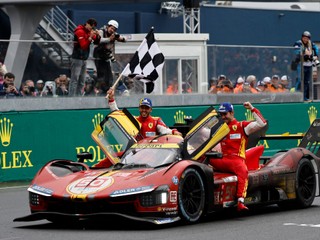 Miguel Molina (vpravo), Antonio Fuoco (vľavo) a Nicklas Nielsen na Ferrari 499P vyhrali 24 hodín Le Mans 2024.