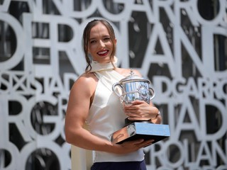 Iga Swiateková pózuje s trofejou po víťazstve na Roland Garros 2024.