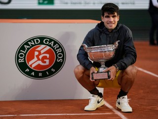 Carlos Alcaraz s trofejou z Roland Garros 2024.