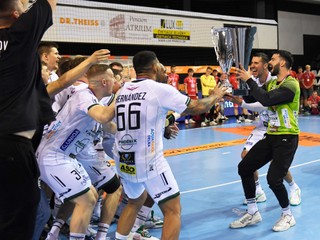 Hádzanári Tatrana Prešov sa tešia po zisku 18. titulu v Niké Handball Extralige.
