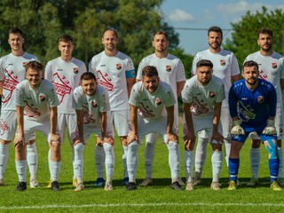 Bánovčania pred stretnutím v Komjaticiach, v ktorom otočili na 1:2 a odviezli si tri body. 