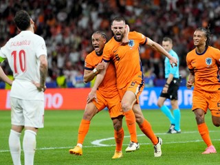 Futbalisti Holandska oslavujú gól v zápase s Tureckom na EURO 2024