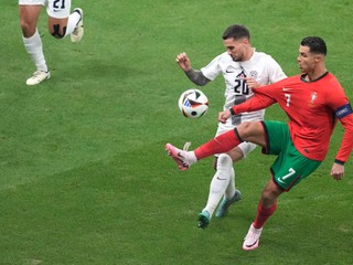Portugal's Cristiano Ronaldo, right, controls the ball by Slovenia's Petar Stojanovic during a round of sixteen match between Portugal and Slovenia at the Euro 2024 soccer tournament in Frankfurt, Germany, Monday, July 1, 2024. (AP Photo/{Michael Probst)

- XEURO2024X