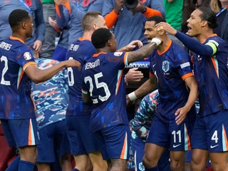 Cody Gakpo sa so spoluhráčmi teší po strelenom góle v zápase Rumunsko - Holandsko v osemfinále EURO 2024.