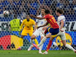 Lamine Yamal strieľa gól v zápase Španielsko - Francúzsko v semifinále EURO 2024.