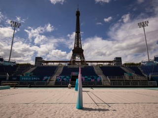 Štadión pre plážový volejbal pred Eiffelovou vežou.