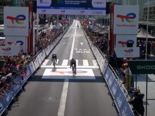 Julian Alaphilippe (vľavo) a Marc Hirschi v cieli pretekov Classica San Sebastian 2024.