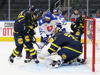 Slovenský hokejista Timothy Kazda pred švédskou bránkou v zápase Hlinka Gretzky Cup 2024.