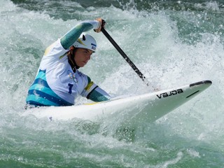 Jessica Foxová na lodi Vajda v súťaži kanoistiek na olympijskom kanáli v Paríži.