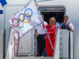 Primátorka Los Angeles Karen Bassová drží oficiálnu olympijskú vlajku.