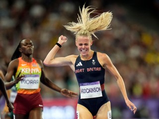 Keely Hodgkinsonová získala zlatú medailu v behu na 800 m na OH 2024.