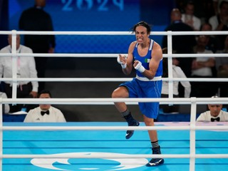 Alžírska boxerka Imane Chelifová oslavuje víťazstvo v semifinále boxerského turnaja na OH 2024 v Paríži.