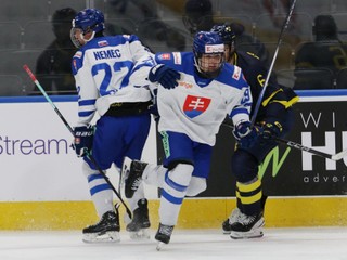 Adam Nemec (vľavo) a Tomáš Chrenko v zápase Slovensko U18 - Švédsko U18 na turnaji Hlinka Gretzky Cup 2024