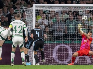 Liam Scales (vľavo) strieľa gól v zápase Celtic Glasgow - ŠK Slovan Bratislava v ligovej fáze Ligy majstrov.