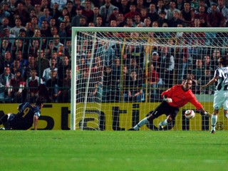Julio Cruz strieľa jediný gól zápasu Artmedia Bratislava - Inter Miláno v skupine H Ligy majstrov 2005/2006.