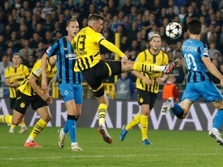 Dortmund's Pascal Gross, center, and Brugge's Hugo Vetlesen, right, challenge for the ball during the Champions League opening phase soccer match between Club Brugge and Borussia Dortmund at Jan Breydelstadion in Bruges, Belgium, Wednesday, Sept. 18, 2024. (AP Photo/Omar Havana)